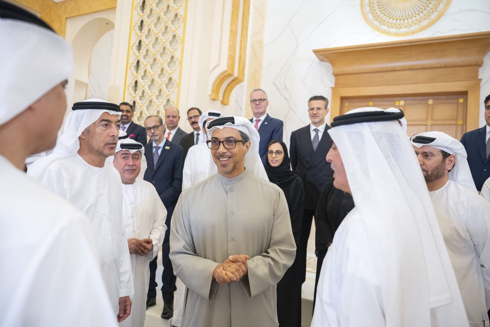منصور بن زايد يدشن"جيوَن" أول منظومة وطنية لبطاقة المدفوعات في الدولة 1 منصور بن زايد