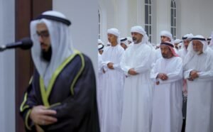 عمار بن حميد يؤدي صلاة الجنازة على جثمان سلطان سالم الكتبي بالشارقة 3 عمار بن حميد يؤدي صلاة الجنازة على جثمان سلطان سالم الكتبي بالشارقة
