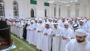 عمار بن حميد يؤدي صلاة الجنازة على جثمان سلطان سالم الكتبي بالشارقة 2 عمار بن حميد يؤدي صلاة الجنازة على جثمان سلطان سالم الكتبي بالشارقة