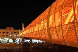 بلدية مدينة أبوظبي تواصل تطوير شبكة إنارة الطرق في جزيرة أبوظبي والبر الرئيسي بنظام LED لتعزيز معايير السلامة والراحة للمستخدمين