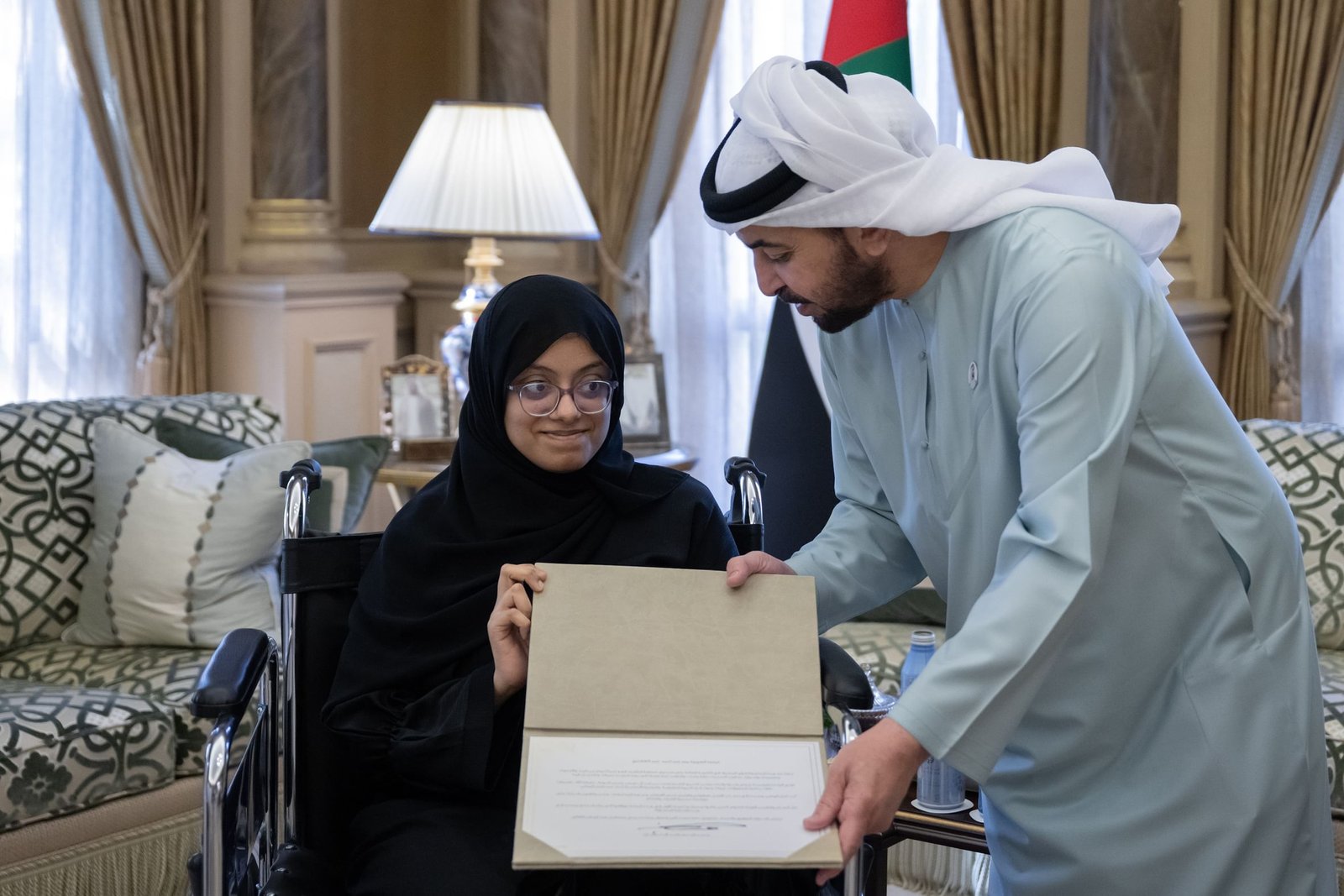 حمدان بن زايد يستقبل أوائل الثانوية العامة في منطقة الظفرة 1 حمدان بن زايد