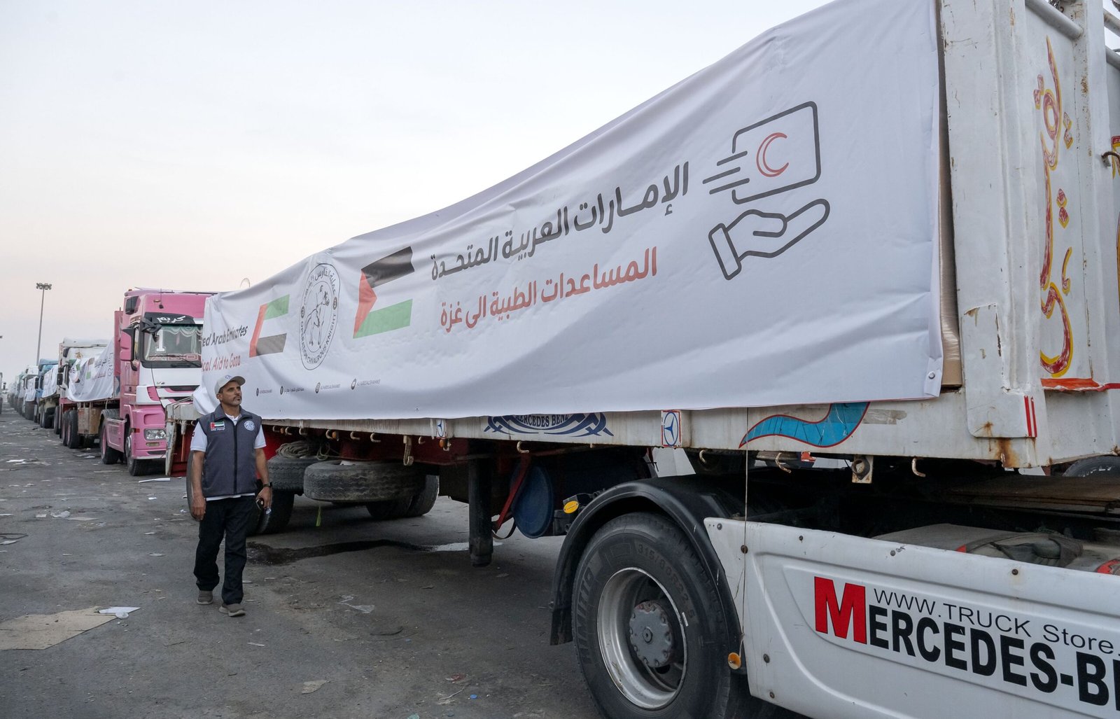 ضمن عملية "الفارس الشهم 3"... دخول 5 قوافل مساعدات إماراتية إلى قطاع غزة تحمل 980 طناً من المساعدات الإغاثية 1 الفارس الشهم 3