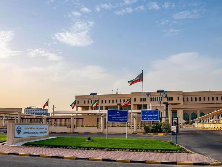 إعادة التيار الكهربائي لعدد من مناطق الكويت بعد انقطاع الخدمة 1 التيار الكهربائي