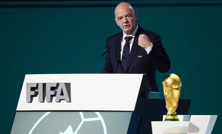 الفيفا يرد على اليويفا: لا أحد يبيع كرة القدم