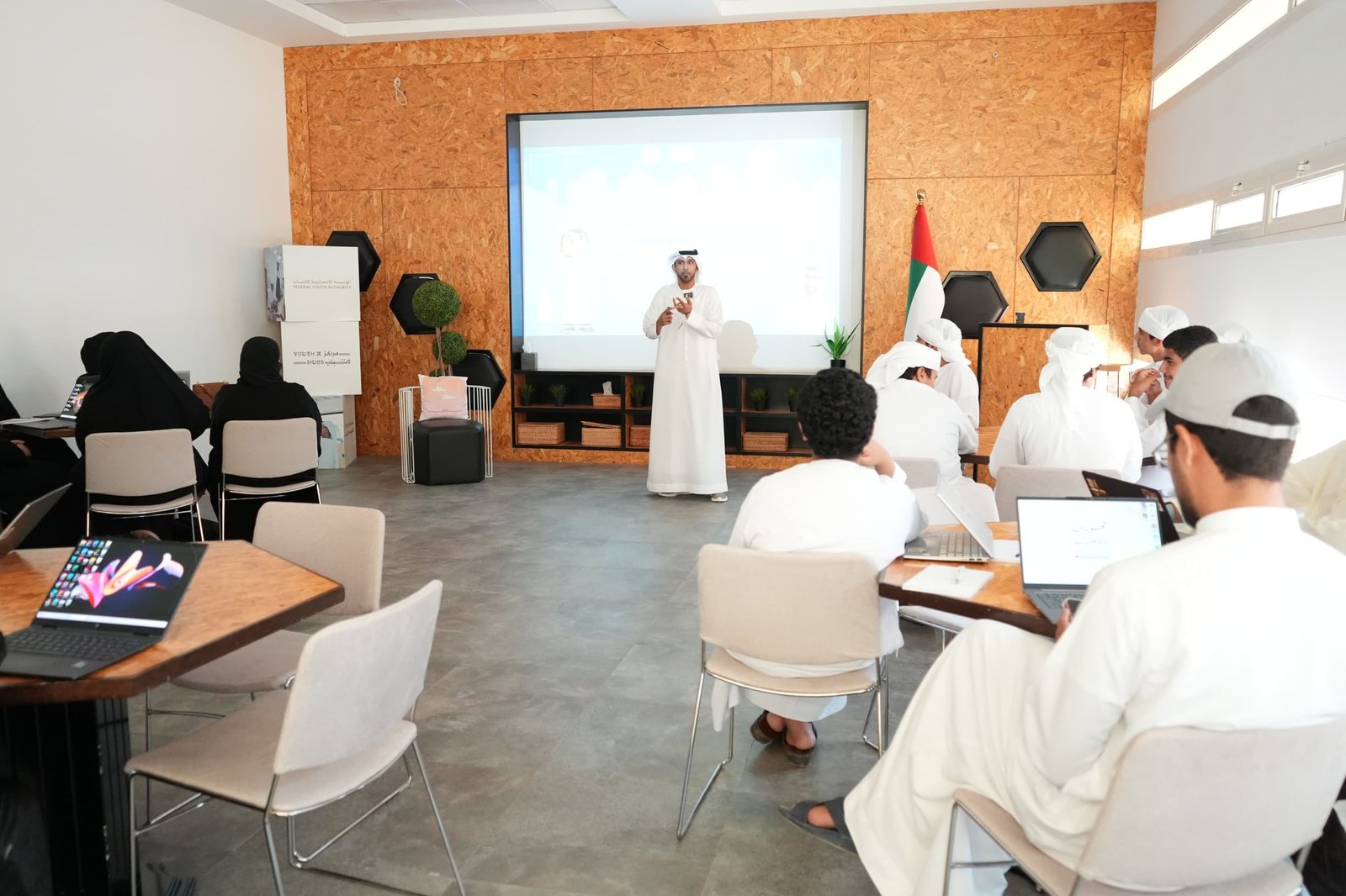 مركز شباب فلج المعلا يعزز مهارات الشباب في صناعة المحتوى الرقمي 1 مركز شباب فلج المعلا