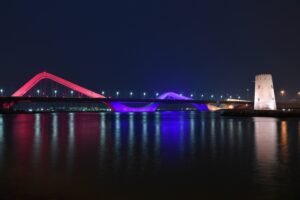 بلدية مدينة أبوظبي تواصل تطوير شبكة إنارة الطرق في جزيرة أبوظبي والبر الرئيسي بنظام LED لتعزيز معايير السلامة والراحة للمستخدمين