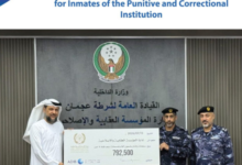 شرطة عجمان تتسلم دعما ماليا من "الأعمال الخيرية العالمية" لتفريج كرب نزلاء 28 شرطة عجمان