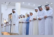 حاكم عجمان وولي عهده يؤديان صلاة الجنازة على جثمان منصور سيف الزعابي