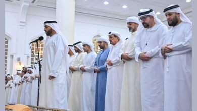 حاكم عجمان وولي عهده يؤديان صلاة الجنازة على جثمان منصور سيف الزعابي