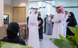 عمار بن حميد يزور المكتب الإعلامي لحكومة عجمان ويطلع على خططه ومشاريعه