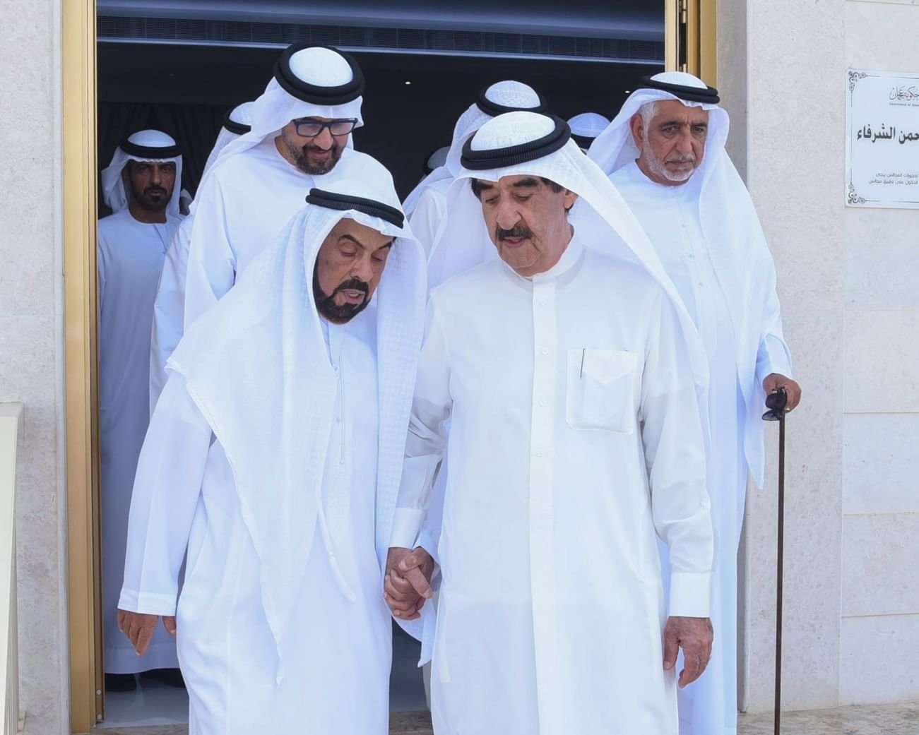 حاكم أم القيوين يقدم واجب العزاء في وفاة منصور سيف الزعابي 1 أم القيوين