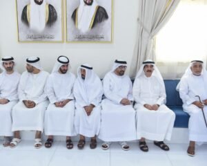 حاكم أم القيوين يقدم واجب العزاء في وفاة منصور سيف الزعابي