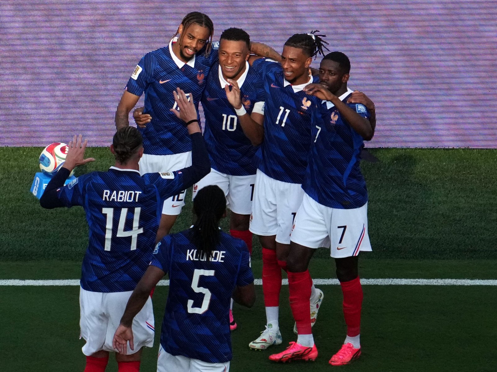 فرنسا تتخطى السويد وتتأهل لدور الـ16 من كأس العالم 1 فرنسا