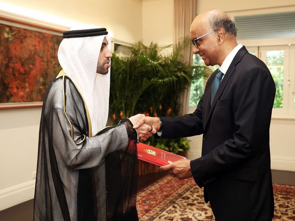 سفير الإمارات يقدم أوراق اعتماده إلى رئيس سنغافورة 1 سفير الإمارات يقدم أوراق اعتماده إلى رئيس سنغافورة