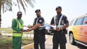 شرطة أبوظبي تنفذ مبادرة «برد عليهم» الإنسانية لدعم العمال في منطقة «الظفرة» 2 شرطة أبوظبي تنفذ مبادرة «برد عليهم» الإنسانية لدعم العمال في منطقة «الظفرة»
