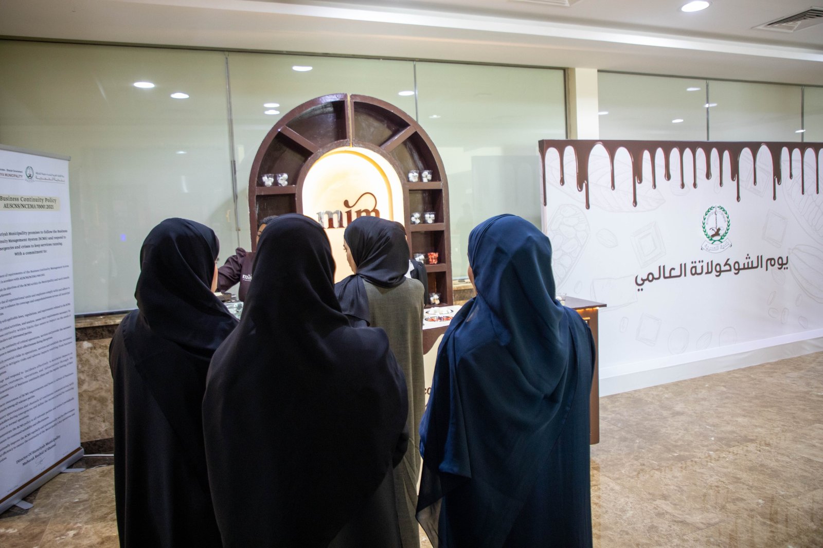 بلدية الحمرية تحتفي بـ”اليوم العالمي للشوكولاتة” لتعزيز جودة الحياة والبيئة المؤسسية الإيجابية 1 بلدية الحمرية