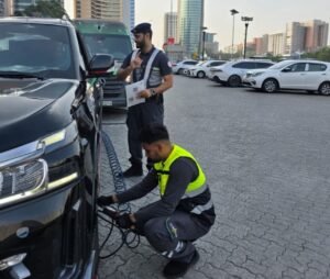 شرطة أبوظبي تعزز وعي السائقين بسلامة الإطارات ميدانيًا 2 شرطة أبوظبي تعزز وعي السائقين بسلامة الإطارات ميدانيًا