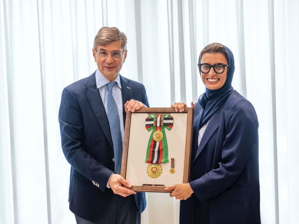 رئيس الدولة يمنح سفير الجمهورية الفرنسية وسام زايد الثاني من الدرجة الأولى 1 رئيس الدولة يمنح سفير الجمهورية الفرنسية وسام زايد الثاني من الدرجة الأولى
