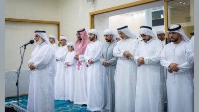 عبدالعزيز بن حميد يؤدي صلاة الجنازة على جثمان سعيد سالم النعيمي 1 عبدالعزيز بن حميد يؤدي صلاة الجنازة على جثمان سعيد سالم النعيمي