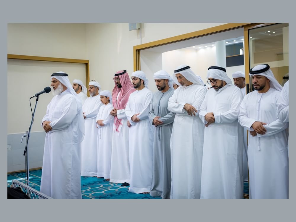 عبدالعزيز بن حميد يؤدي صلاة الجنازة على جثمان سعيد سالم النعيمي 1 عبدالعزيز بن حميد يؤدي صلاة الجنازة على جثمان سعيد سالم النعيمي