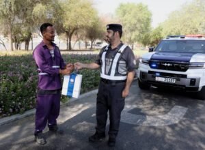 شرطة «أبوظبي» تنفذ مبادرة «صيف الخير للعمال» لتعزيز سلامتهم خلال فصل الصيف 2 شرطة «أبوظبي» تنفذ مبادرة «صيف الخير للعمال» لتعزيز سلامتهم خلال فصل الصيف