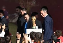 نجم إسبانيا ينفي تجاهل رئيس الوزراء في احتفالات التتويج