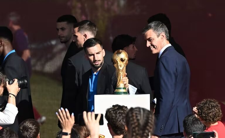نجم إسبانيا ينفي تجاهل رئيس الوزراء في احتفالات التتويج 2 نجم إسبانيا ينفي تجاهل رئيس الوزراء في احتفالات التتويج