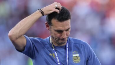 لمنع رحيله.. جماهير الأرجنتين تحتشد أمام منزل سكالوني
