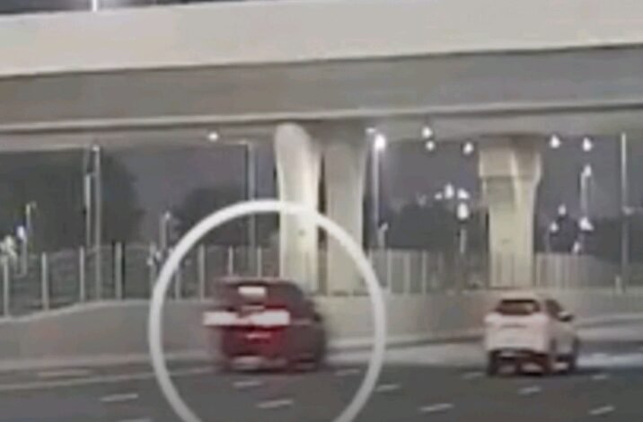 شرطة دبي تضبط سائقا تعمد إزالة لوحات مركبته وقيادتها بتهور 2 شرطة دبي تضبط سائقا تعمد إزالة لوحات مركبته وقيادتها بتهور