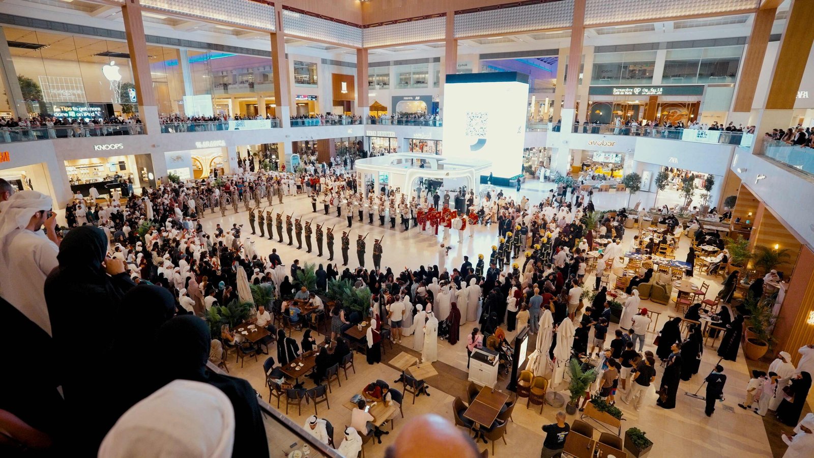 انطلاق مسيرة «أبطال خط الدفاع الأول» في «ياس مول» تكريماً لرموز العطاء الوطني 1 أبطال خط الدفاع الأول
