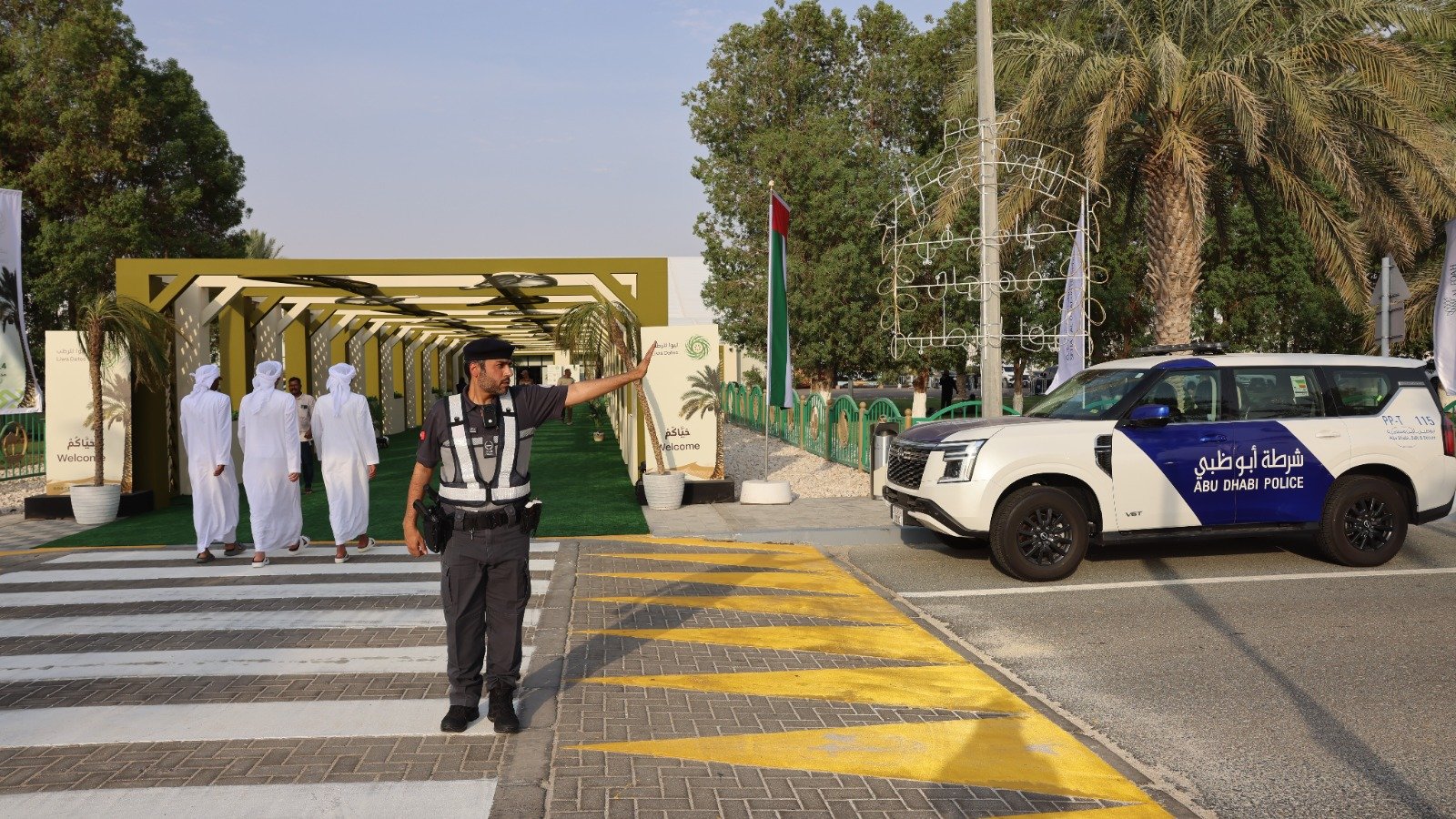 شرطة أبوظبي تشارك في فعاليات الدورة 22 من «مهرجان ليوا للرطب» 1 شرطة أبوظبي