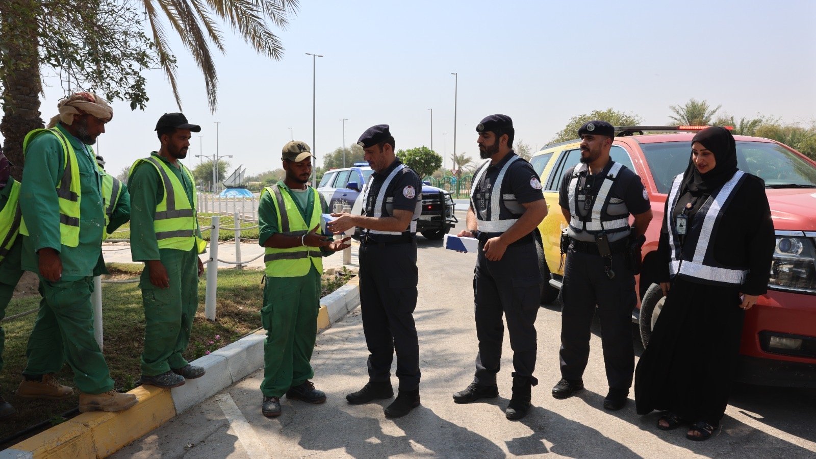 شرطة أبوظبي تنفذ مبادرة «برد عليهم» الإنسانية لدعم العمال في منطقة «الظفرة» 1 شرطة أبوظبي
