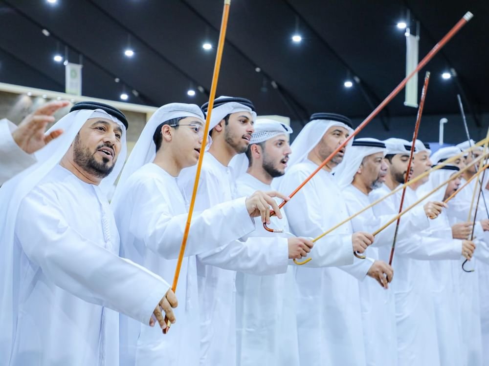 عروض الفنون الشعبية تستقطب زوار "ليوا للرطب" 1 عروض الفنون الشعبية تستقطب زوار "ليوا للرطب"