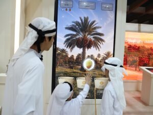 «تحدي الرطب».. لعبة تختبر معرفة الأطفال بأصناف الثمار