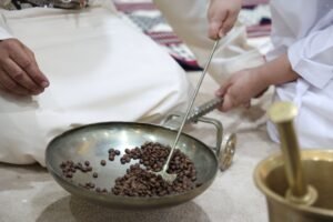 سنع القهوة والمجالس في «العين للرطب».. المحافظة على تقاليد إكرام الضيف 2 سنع القهوة والمجالس في «العين للرطب».. المحافظة على تقاليد إكرام الضيف