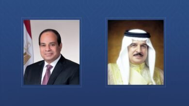ملك البحرين والرئيس المصري يؤكدان ضرورة وقف الهجمات الإيرانية وتهديدات الملاحة البحرية