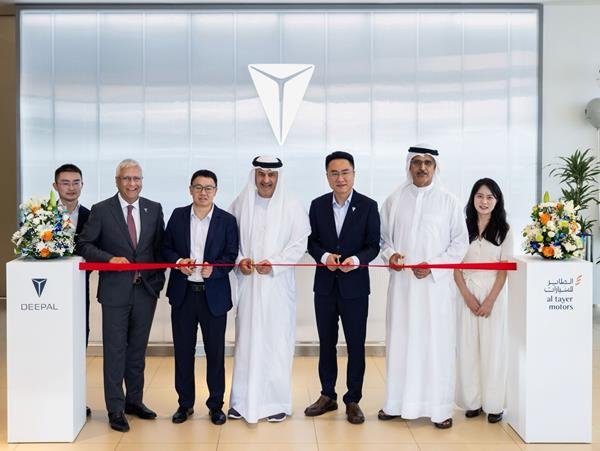 الطاير للسيارات تفتتح صالة عرض جديدة لعلامة «ديبال» في الشارقة 1 الطاير للسيارات