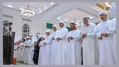 عمار بن حميد يؤدي صلاة الجنازة على جثمان سلطان سالم الكتبي بالشارقة