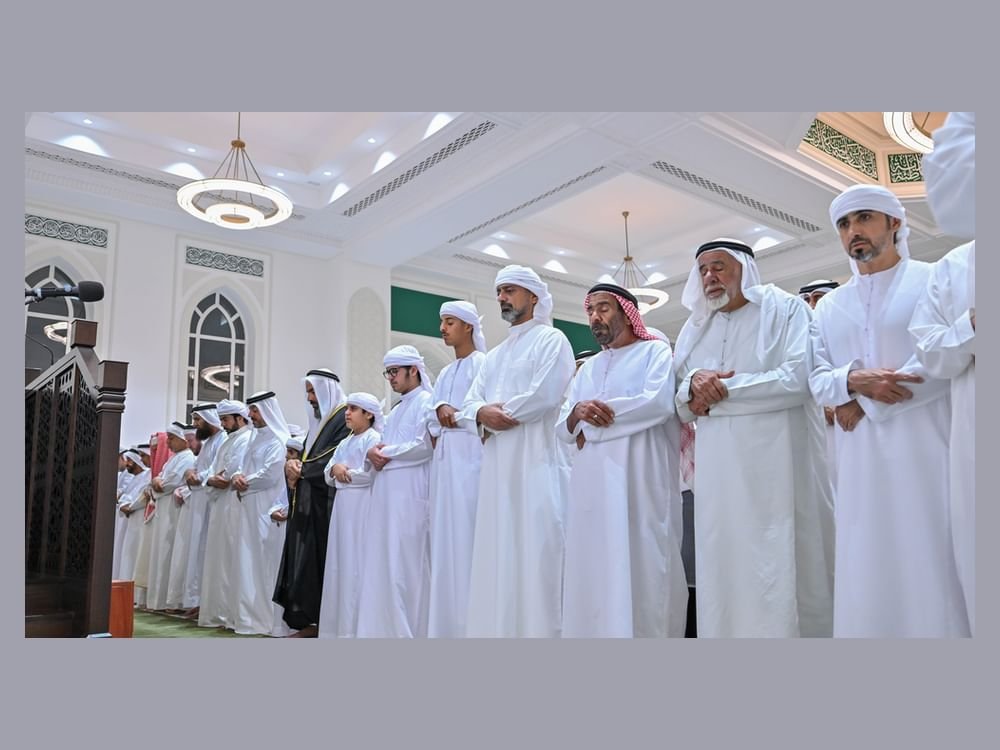 عمار بن حميد يؤدي صلاة الجنازة على جثمان سلطان سالم الكتبي بالشارقة 1 عمار بن حميد يؤدي صلاة الجنازة على جثمان سلطان سالم الكتبي بالشارقة