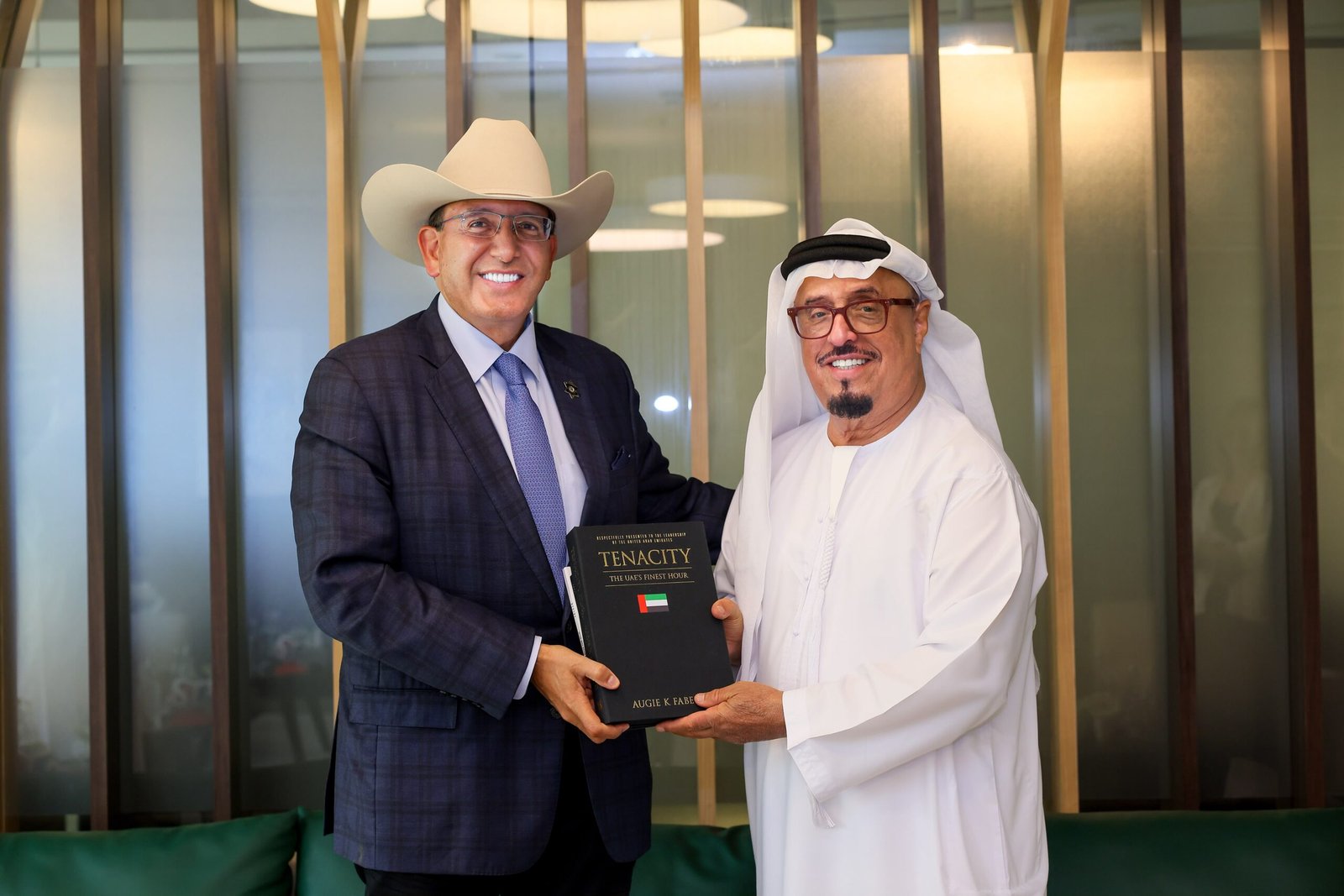 الفريق ضاحي خلفان يتسلم كتاب يستعرض ثبات وجاهزية الدولة خلال مواجهة الأزمات 1 الفريق ضاحي خلفان