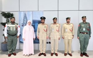 شرطة دبي تُقلّد شرطيين بشارة التقدير لتميزهما في فعاليات «الروح الإيجابية»