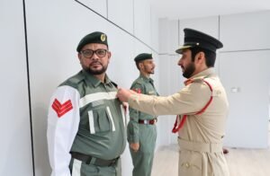 شرطة دبي تُقلّد شرطيين بشارة التقدير لتميزهما في فعاليات «الروح الإيجابية»