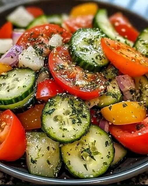 أسباب الانتفاخ بعد تناول سلطة الخيار والطماطم وطرق الوقاية منها 1 أسباب الانتفاخ بعد تناول سلطة الخيار والطماطم وطرق الوقاية منها