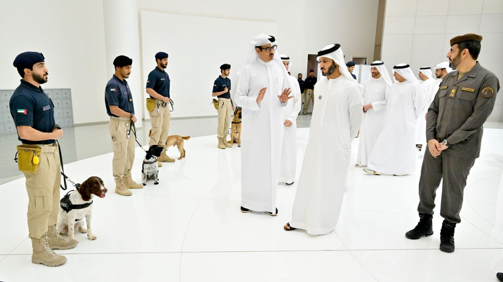 زايد بن حمد آل نهيان يطلع على جهود "جمارك الإمارات" في مكافحة تهريب المخدرات 1 زايد بن حمد آل نهيان