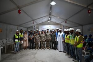 شرطة أبوظبي تنفذ فعالية ميدانية لتوعية العمال ضمن مبادرة «صيفنا آمن»
