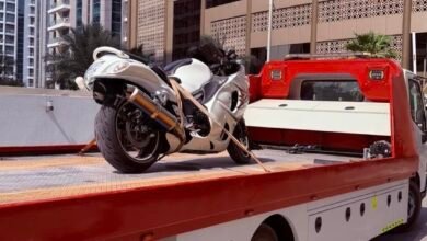 شرطة دبي تضبط سائق دراجة نارية يقود بسرعة جنونية