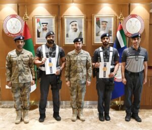 شرطة أبوظبي تكرّم اثنين من منتسبي الدوريات الأمنية لجهودهما الإنسانية