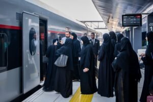 موظفات جمارك أبوظبي يطلعن على منظومة قطار الاتحاد بالتزامن مع يوم المرأة الإماراتية