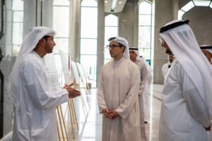 منصور بن زايد يزور مجمع زايد لبحوث الأعشاب والطب التقليدي ويطلع على برامجه البحثية وخططه المستقبلية