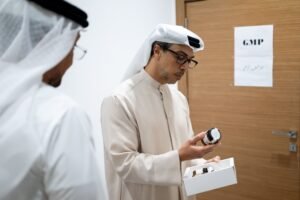منصور بن زايد يزور مجمع زايد لبحوث الأعشاب والطب التقليدي ويطلع على برامجه البحثية وخططه المستقبلية
